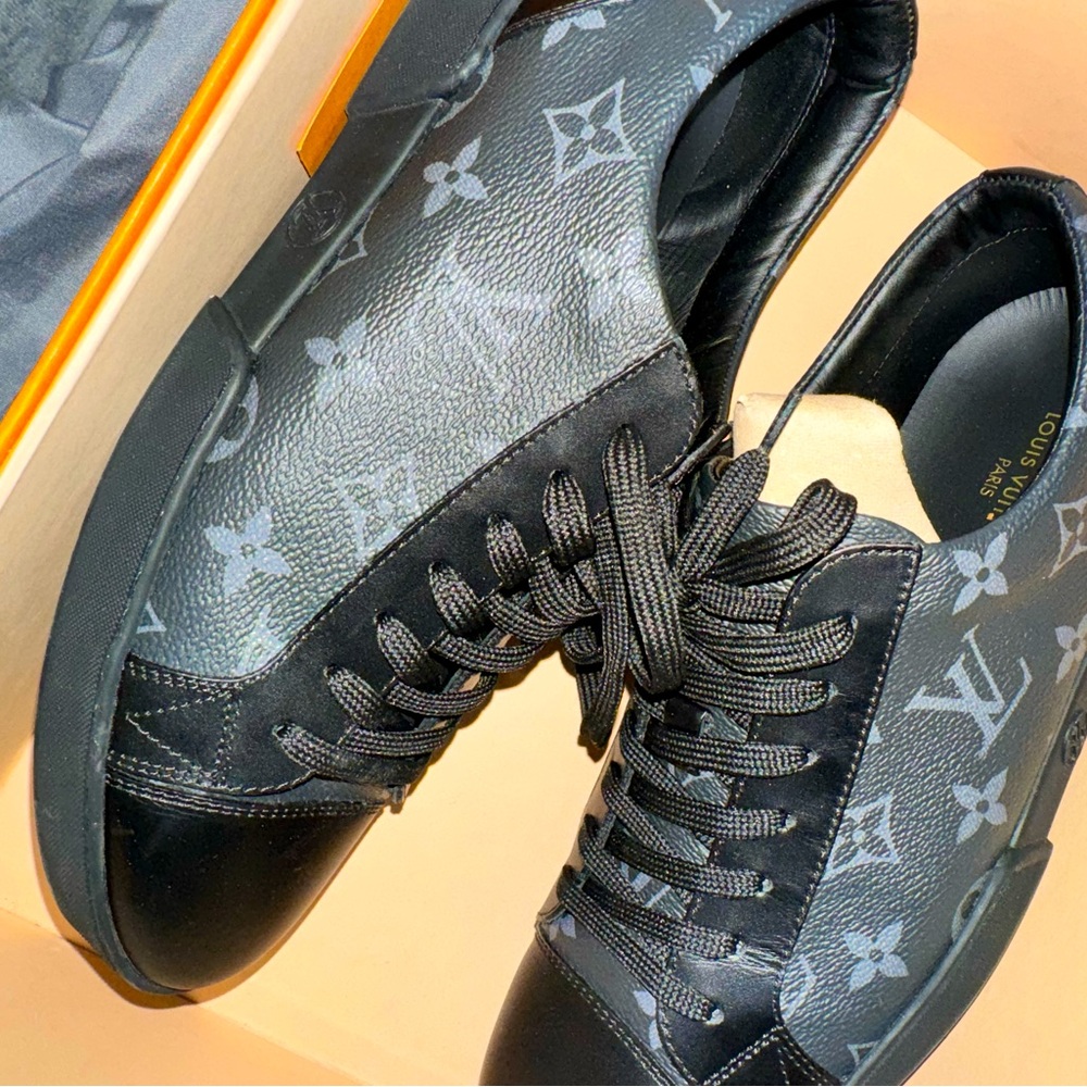 Men’s Louis Vuitton Canvas Shoe
Size 7